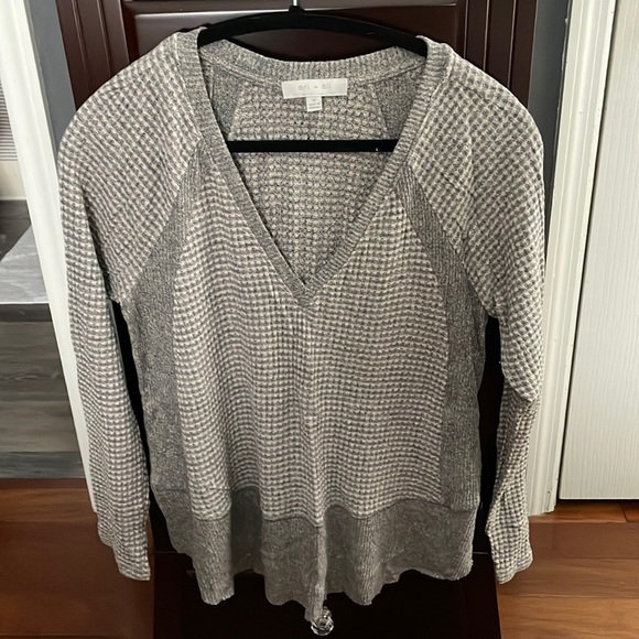 Eri + Ali Sweaters - Beautiful v neck sweater.  Gray and white eri + Ali size small